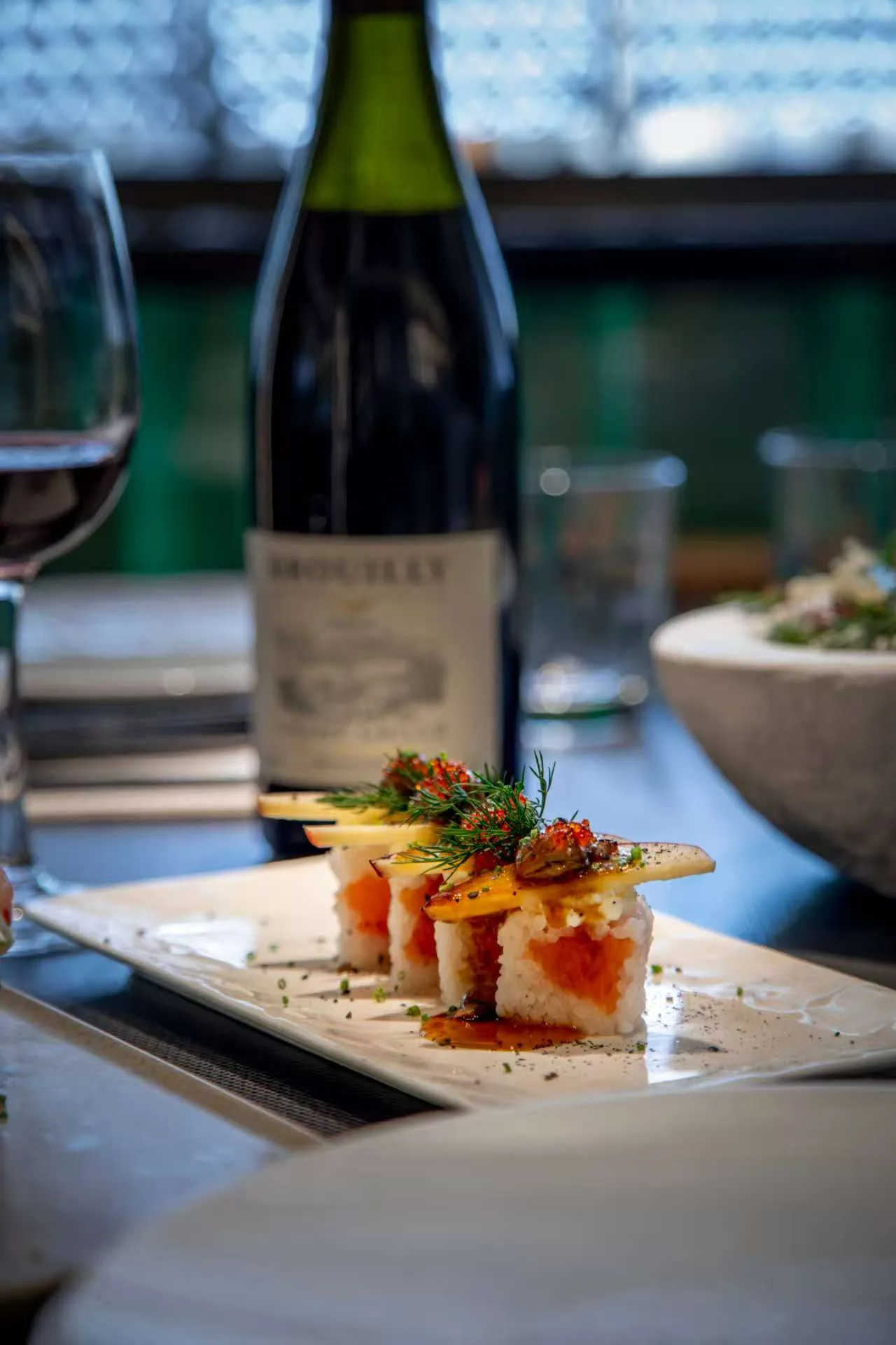 Salle et table de La Pergola Sushi à Beauchamp